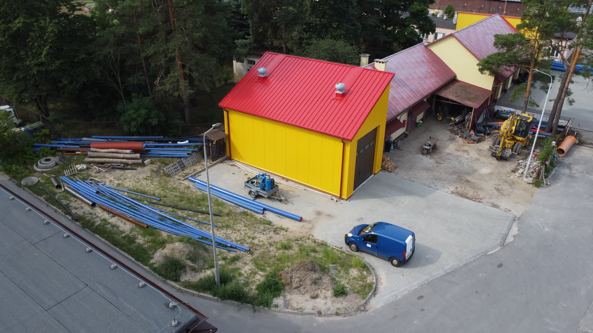 Hala garażowa na placu firmowym, widok z lotu ptaka