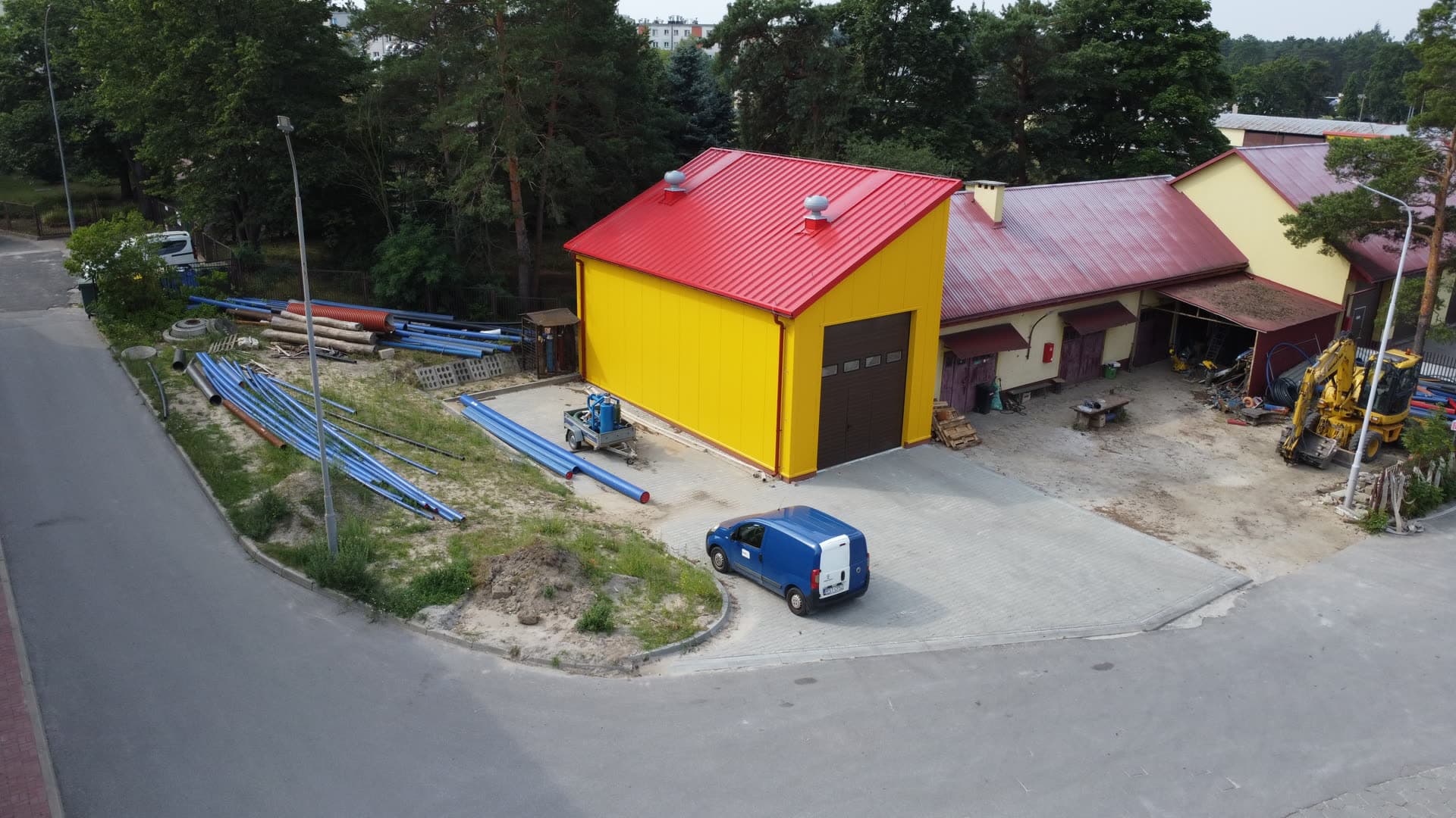Zbliżenie na halę garażową z bramą segmentową