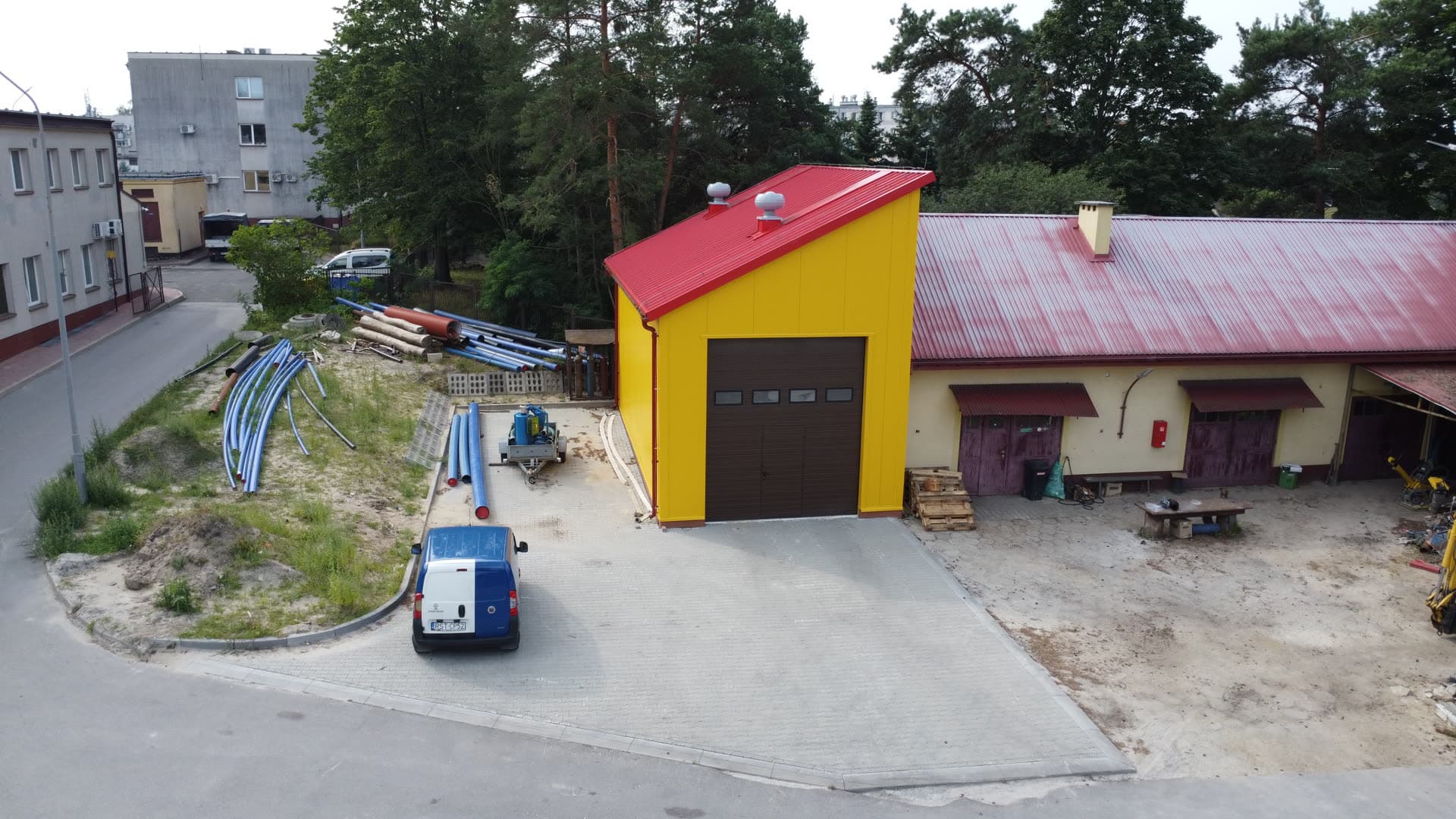 Elewacja frontowa hali z bramą segmentową i nowym placem z kostki