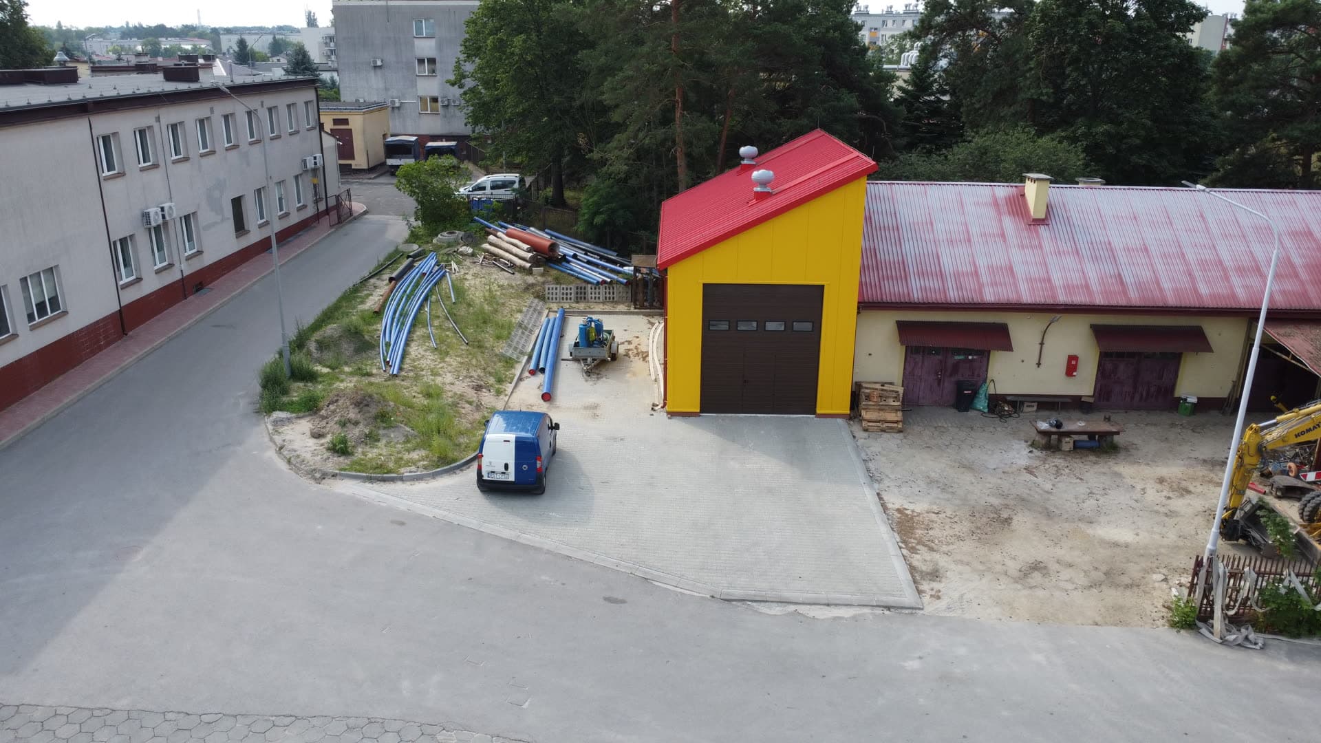 Front hali garażowej z bramą wjazdową