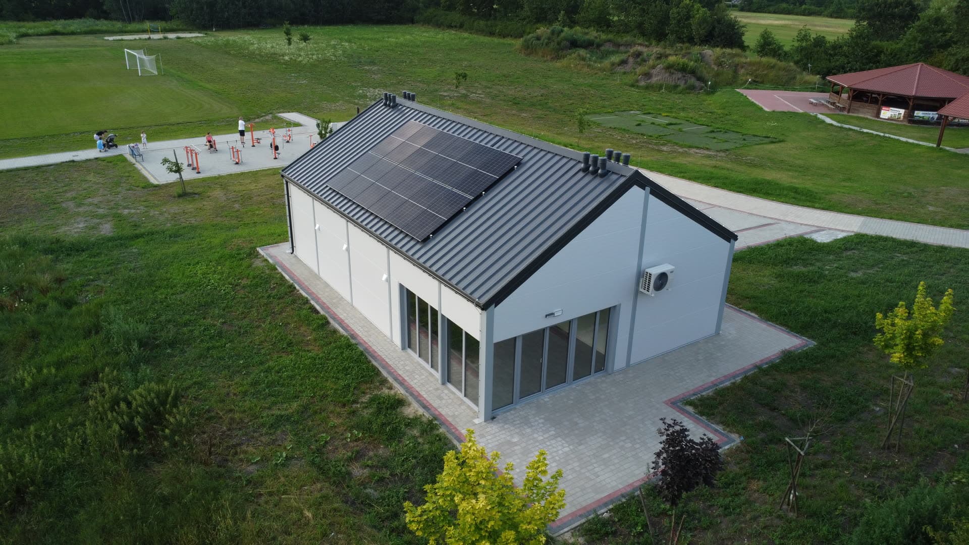 Przeszklenia, dach z panelami PV i utwardzony taras, ujęcie z bliska