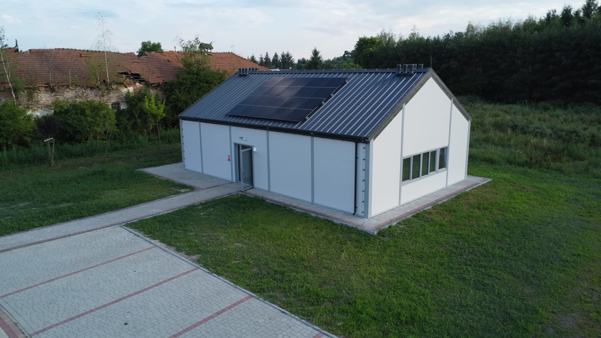 Widok od frontu na elewację boczną z pasem okien
