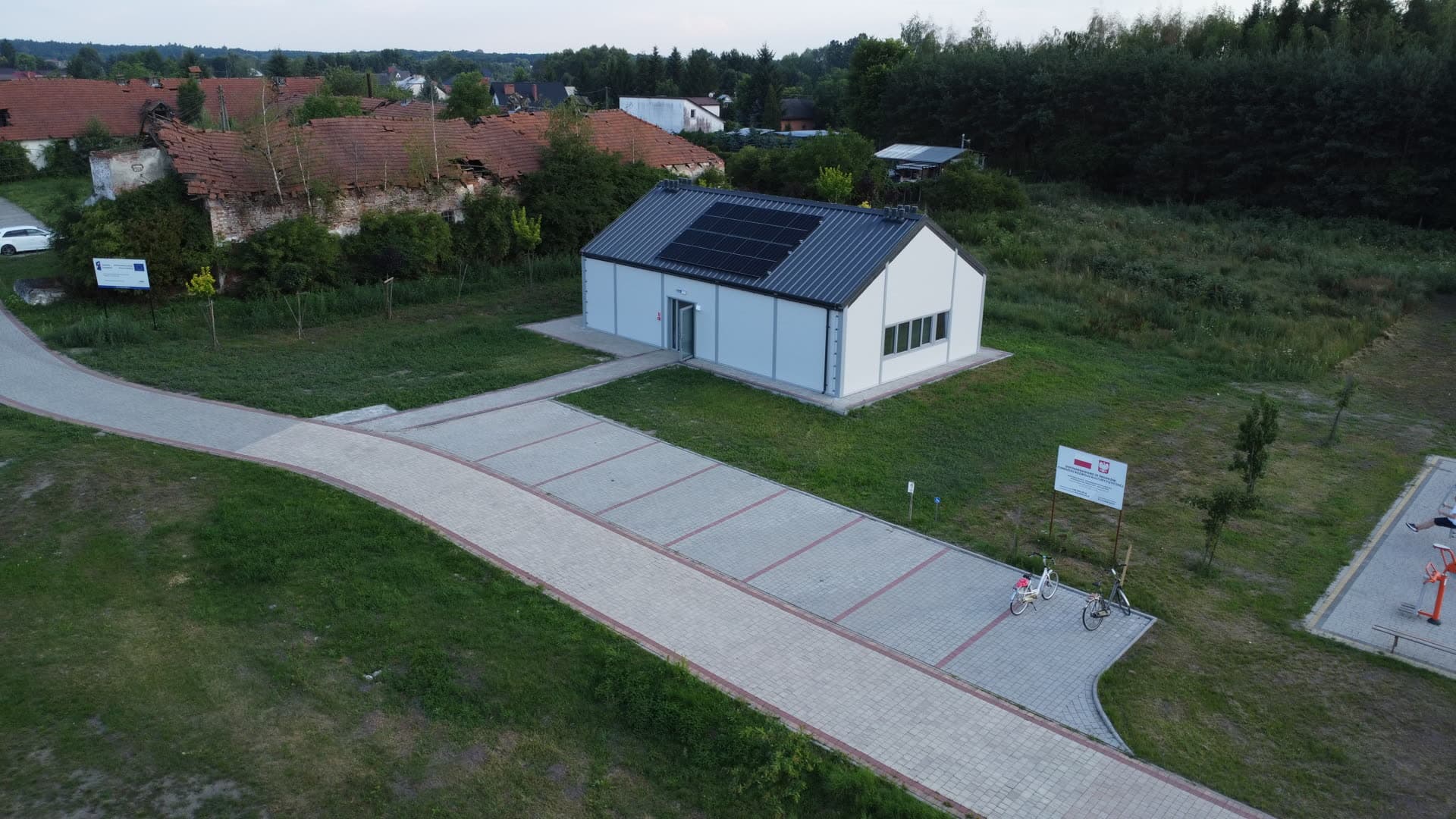 Front hali nad placem z kostki brukowej o zmierzchu
