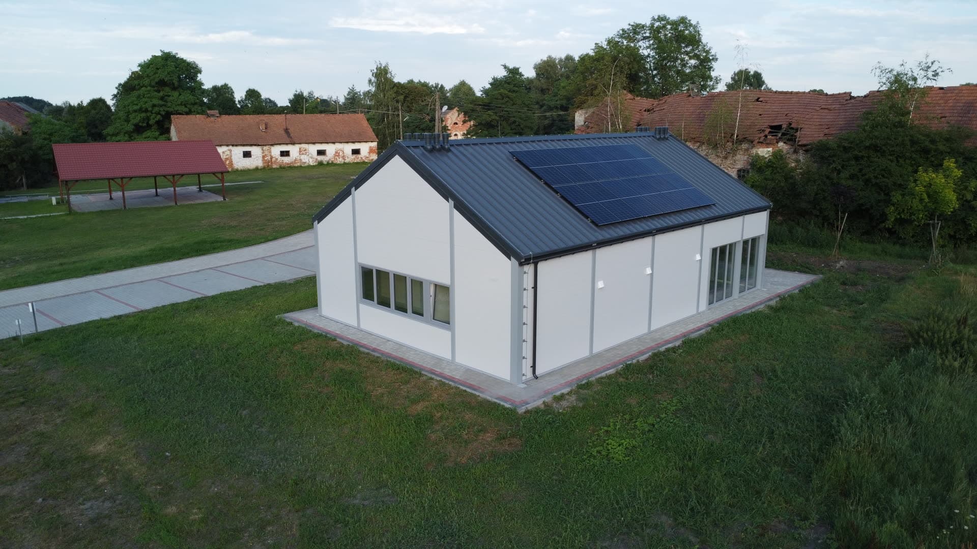 Pełna instalacja fotowoltaiczna na dachu i przeszklenia boczne